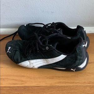 Vintage Women’s black and white Puma sneakers 7